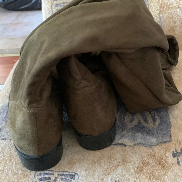 Aldo’s woman’s over the knee olive color microsuede boots size 7.5 - Picture 12 of 16